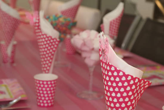 table with pink decorations